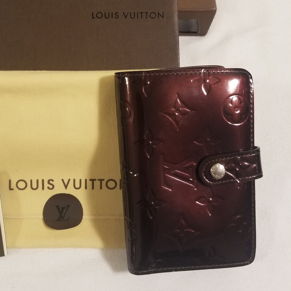 LV Vernis Kisslock Wallet w/COA (online)